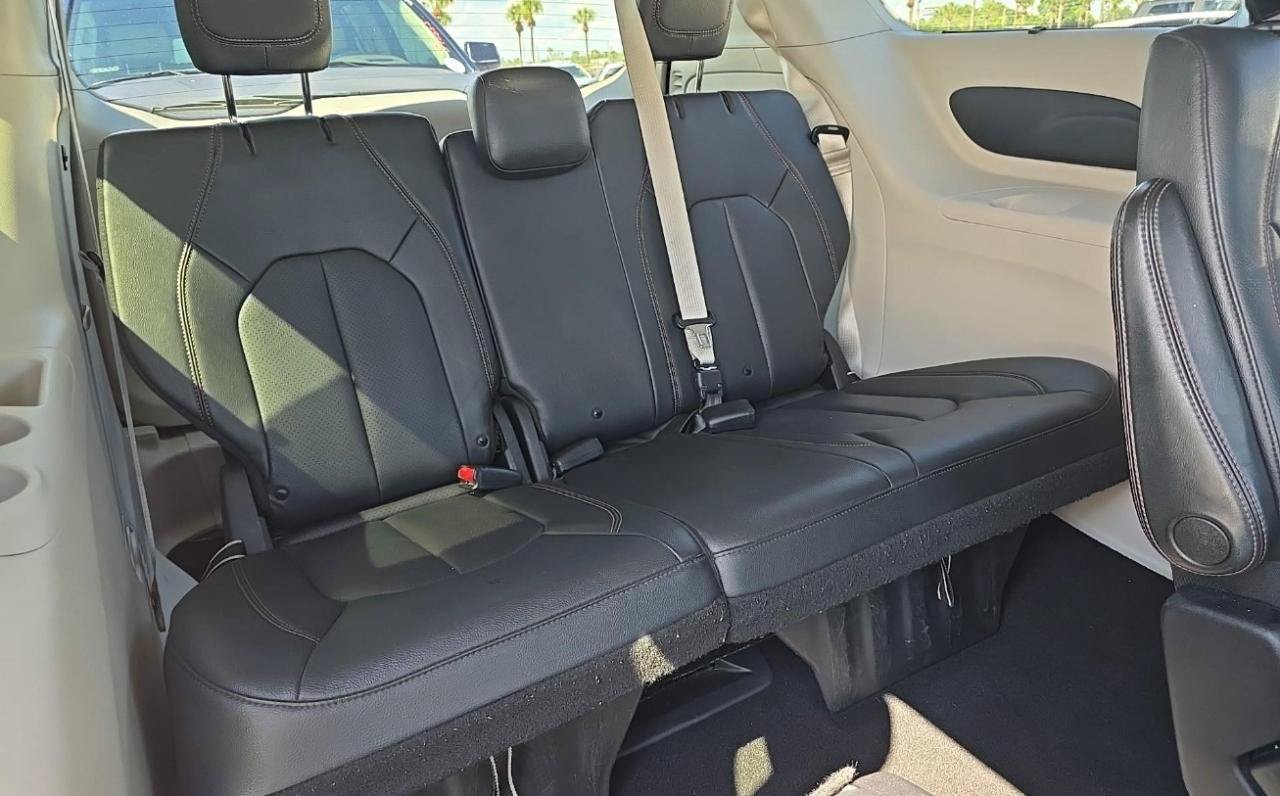 Used 2019 Chrysler Pacifica Touring-L FWD image 15