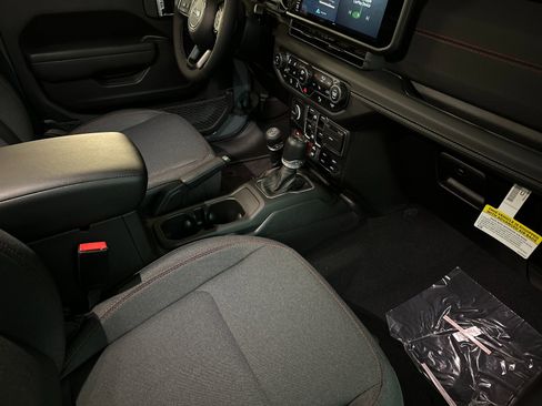 New 2025 Jeep Wrangler Unlimited Rubicon w/ Technology Group image 15