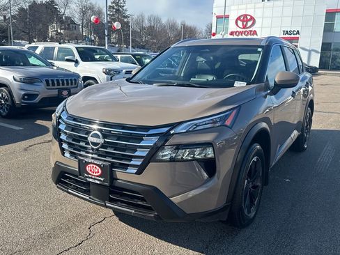 Used 2024 Nissan Rogue SV w/ SV Premium Package image 5