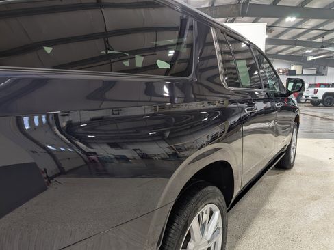 Used 2021 Chevrolet Suburban High Country image 3