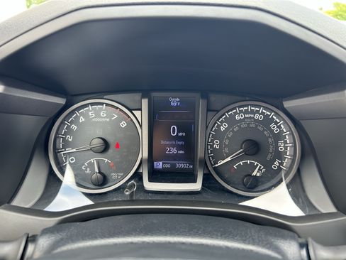 Certified 2018 Toyota Tacoma TRD Off-Road w/ Technology Package AWD/4WD image 23