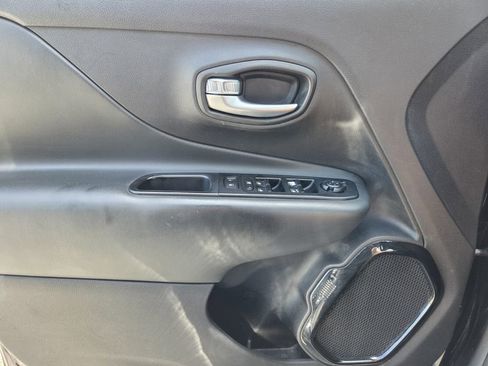 Used 2019 Jeep Renegade Altitude w/ UConnect 8.4 Nav Group AWD/4WD image 26