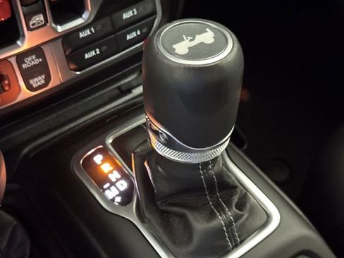 Used 2025 Jeep Wrangler Unlimited Rubicon AWD/4WD image 16