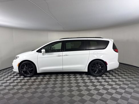 Used 2021 Chrysler Pacifica Touring w/ S Appearance Package FWD image 2