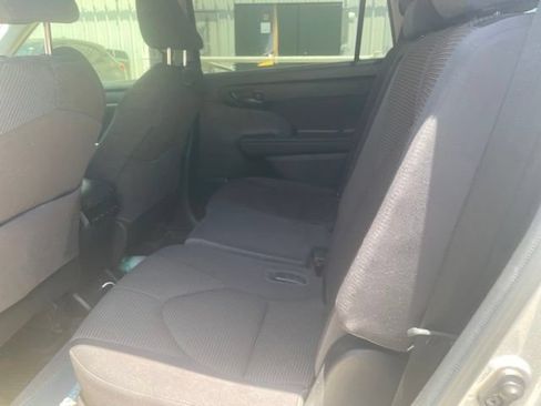 Used 2022 Toyota Highlander LE AWD/4WD image 11