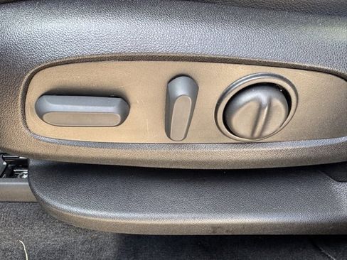 Used 2023 Chevrolet Traverse LT image 18