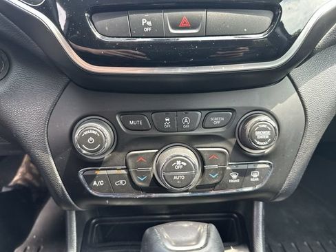 Used 2019 Jeep Cherokee Limited AWD/4WD image 18
