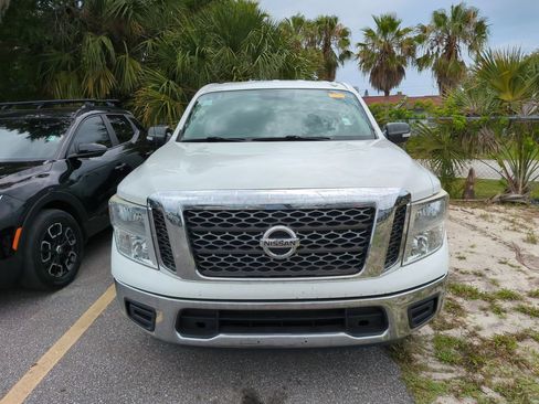 Used 2018 Nissan Titan SV RWD image 2