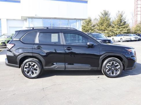 Used 2025 Subaru Forester Premium image 2