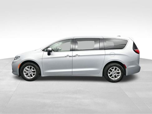 Used 2023 Chrysler Pacifica Touring-L FWD image 2