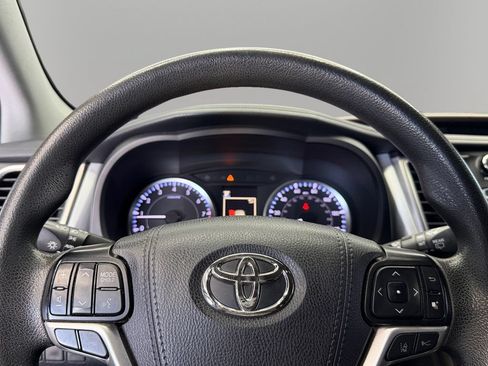 Used 2019 Toyota Highlander LE FWD image 17