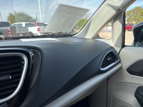 Used 2024 Chrysler Pacifica Touring-L FWD image 34
