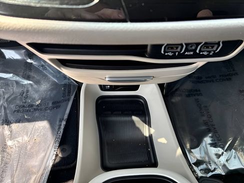 Used 2024 Chrysler Pacifica Touring-L FWD image 25