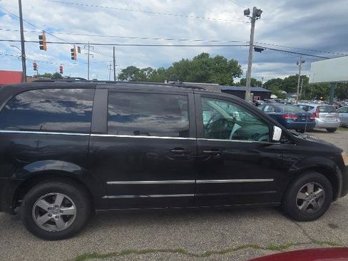 Used 2010 Dodge Grand Caravan SXT FWD image 8