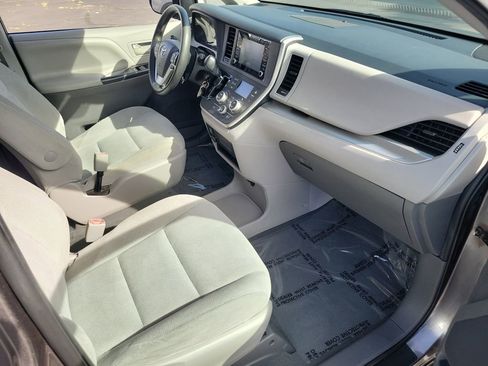 Used 2020 Toyota Sienna L w/ Carpet Mat Package FWD image 16