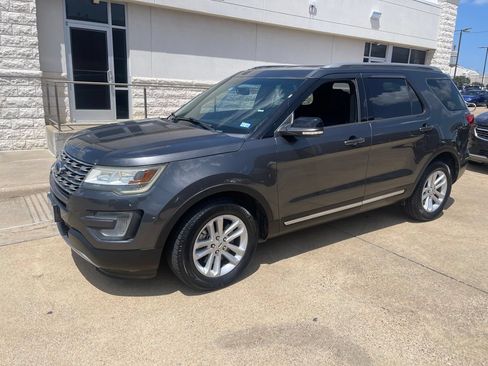 Used 2017 Ford Explorer XLT w/ Equipment Group 201A FWD image 2