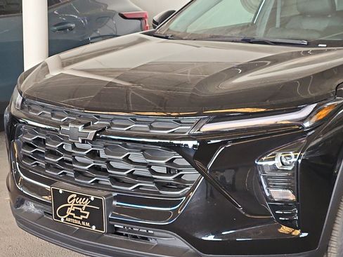 New 2026 Chevrolet Trax LT w/ Sunroof Package FWD image 2