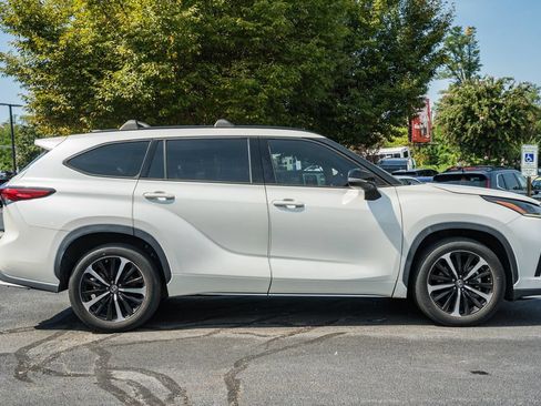 Used 2021 Toyota Highlander XSE AWD/4WD image 3
