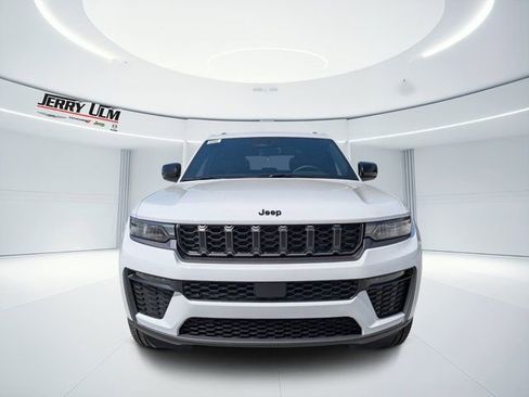 New 2026 Jeep Grand Cherokee Limited RWD image 8