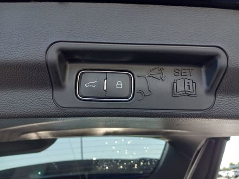 Used 2024 Ford Explorer Limited RWD image 13