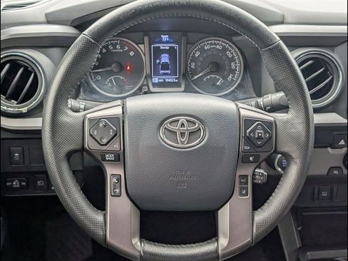 Used 2020 Toyota Tacoma TRD Off-Road image 12
