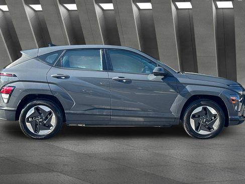 Used 2024 Hyundai Kona SE image 3