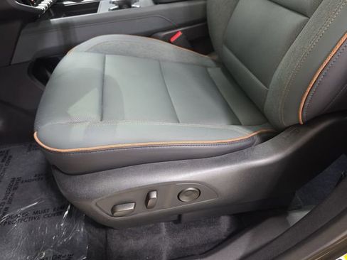 Used 2025 GMC Acadia AT4 w/ Luxury Package AWD/4WD image 29