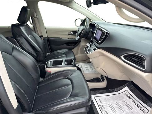 Used 2023 Chrysler Pacifica Touring-L image 14