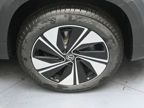 Used 2025 Volkswagen Taos SE w/ Panoramic Sunroof Package AWD/4WD image 10