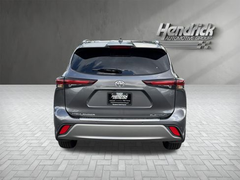 Used 2024 Toyota Highlander Platinum FWD image 9