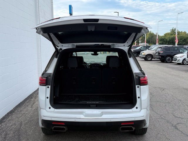 Used 2023 Chevrolet Traverse High Country FWD image 10