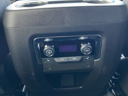 New 2025 Chevrolet Suburban Premier image 27