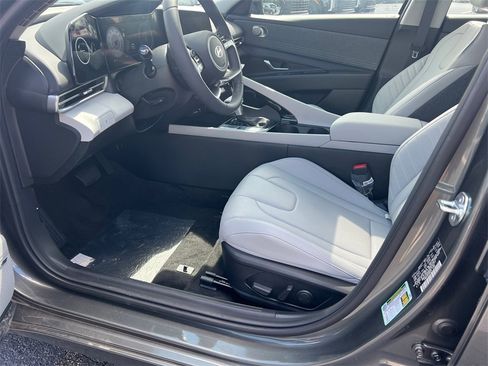 Used 2025 Hyundai Elantra Limited image 9