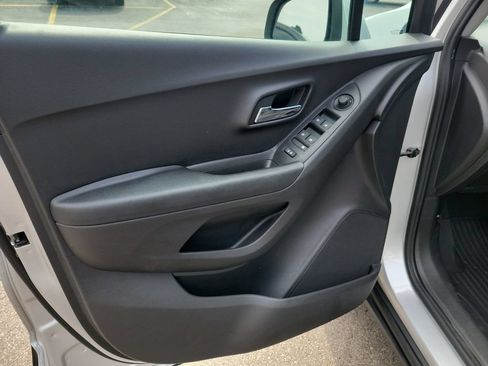 Used 2020 Chevrolet Trax LS FWD image 21