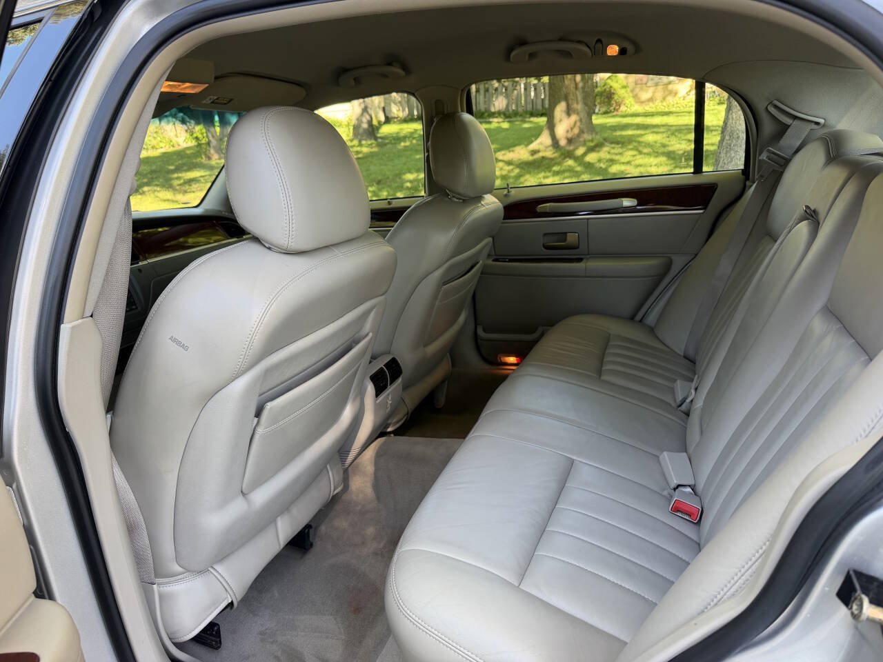 Used 2005 Lincoln Town Car Signature RWD image 12