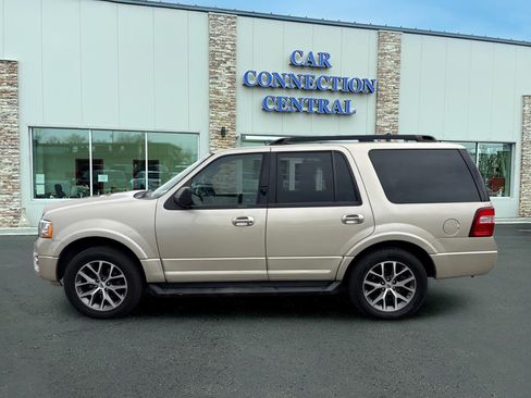 Used 2017 Ford Expedition XLT w/ Equipment Group 202A AWD/4WD image 2