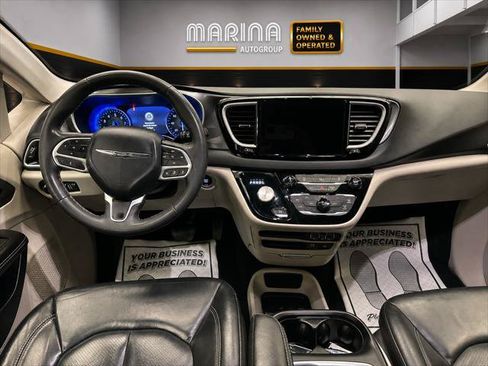 Certified 2022 Chrysler Pacifica Touring-L FWD image 2