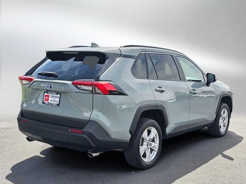 Used 2021 Toyota RAV4 XLE w/ XLE Grade Weather Package AWD/4WD image 5