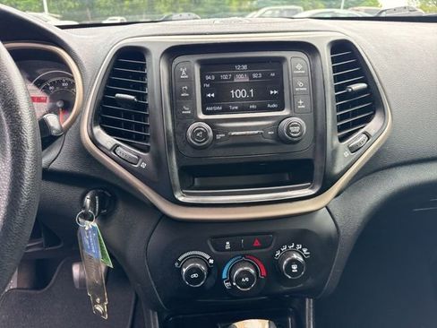 Used 2017 Jeep Cherokee Sport FWD image 17
