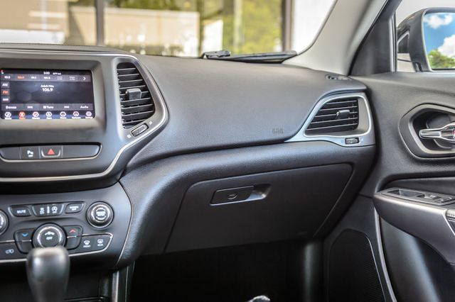 Used 2019 Jeep Cherokee Latitude Plus FWD image 34