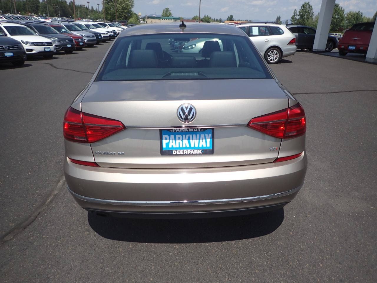 Used 2016 Volkswagen Passat 1.8T SE w/ Lighting Package (P06) FWD image 4