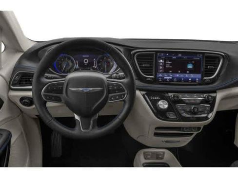 Used 2021 Chrysler Pacifica Touring-L FWD image 7