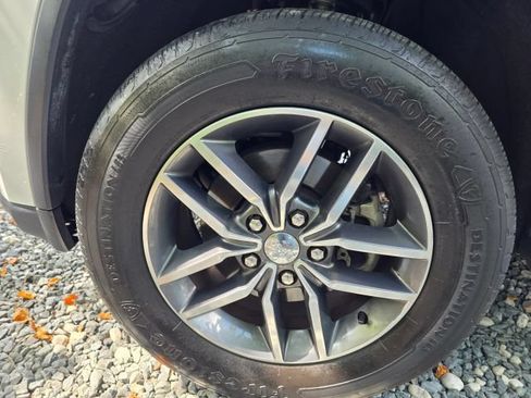 Used 2017 Jeep Grand Cherokee Limited RWD image 9
