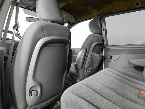 Used 2006 Chrysler Town & Country LX image 17