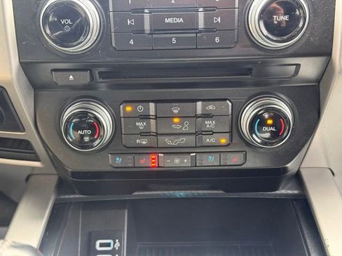 Used 2018 Ford F150 Lariat w/ Equipment Group 502A Luxury AWD/4WD image 22
