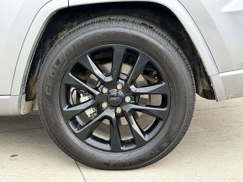 Used 2021 Jeep Grand Cherokee Laredo X image 18