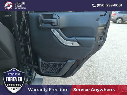 Used 2017 Jeep Wrangler Unlimited Sahara w/ Connectivity Group AWD/4WD image 27