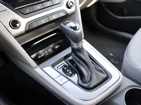 Used 2018 Hyundai Elantra SE image 24