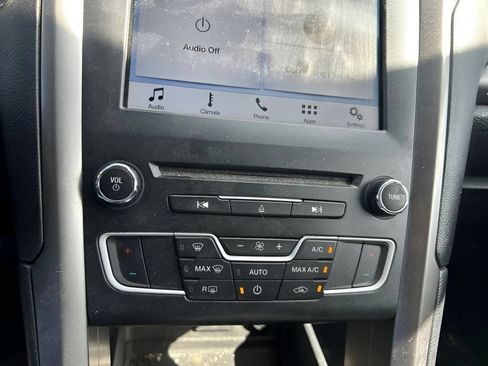 Used 2017 Ford Fusion SE w/ Fusion SE Technology Package FWD image 26