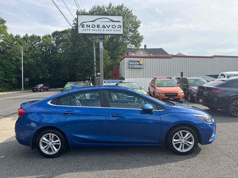 Used 2017 Chevrolet Cruze LT w/ Convenience Package FWD image 3